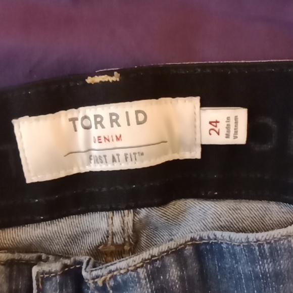 Torrid Plus size Jean shorts with belt - Picture 2 of 3